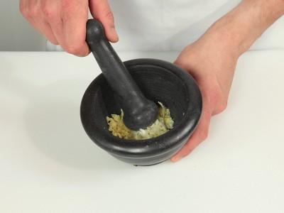 4 Pestate l'aglio e lo zenzero in un mortaio fino ad ottenere una pasta morbida (pe questa operazione potete