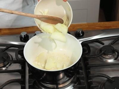 5 Scaldate 60 ml d'olio in una casseruola a fuoco medio e friggetevi le cipolle affettate per circa 10