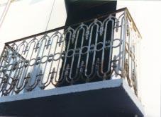 Vittorio Emanuele e i balconi (fig. 17), alcuni in ferro battuto altri in ghisa realizzati nei primi anni del Novecento.