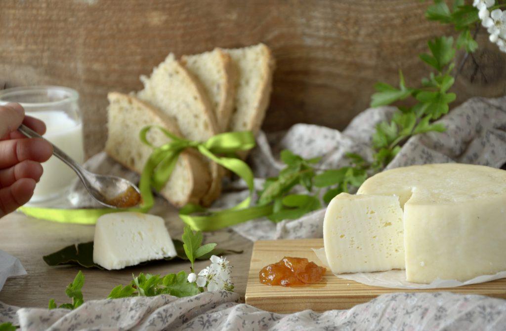 rigirate due volte al giorno, mattina e sera, fino a quando il formaggio prende un colore dorato soffuso con patina bianca.