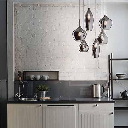 Una soluzione per illuminare la cucina in modo sia funzionale che decorativo è quella di utilizzare sistemi in sospensione dal soffitto, capaci di arrivare a illuminare con precisione le superfici