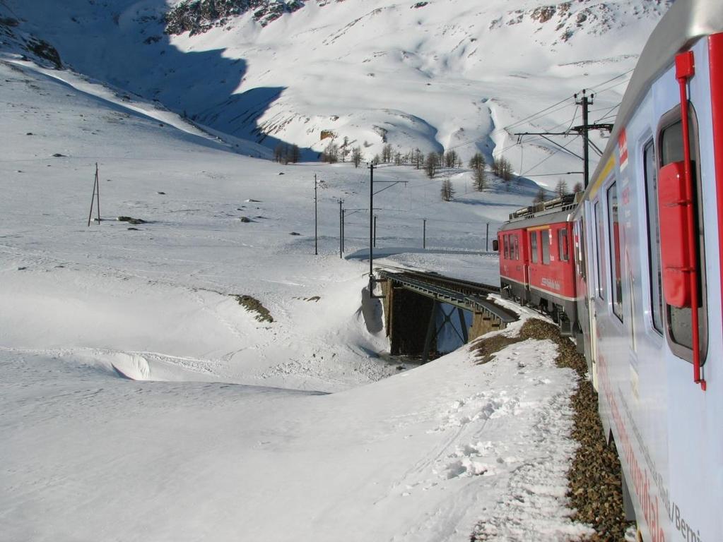 Ferrovia Retica nel paesaggio dell Albula e del Bernina, (SO) 2008 La linea del Bernina delle Ferrovie Retiche collega Tirano in Valtellina a Saint Moritz in Engadina, superando - senza l'ausilio