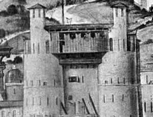 poteva essere installato sul muro citato del castello di Villafranca. Anche le torri, in origine, erano coperte con strutture lignee ora scomparse. I merli conservano sul fianco (fig.