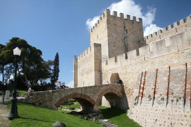 abitanti, percorrendo il Bairro Alto la zona romantica di Chiado e Teatro dell Opera, salendo fino al Castello Sao Jorge uno dei monumenti più famosi di Lisbona da dove dall'alto della fortezza,