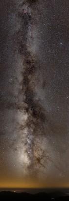 Se infatti prendete un binocolo e percorrete la Via Lattea scoprirete che quella macchia lattiginosa non è altro che una distesa quasi infinita di stelle.