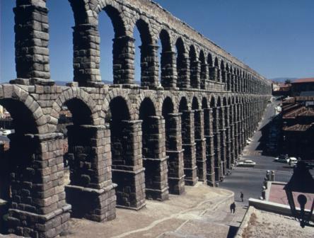 architetti romani; l interminabile sequenza di arcate degli acquedotti ha fatto superare