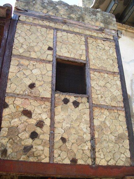 pareti che utilizza pietre e marmi policromi