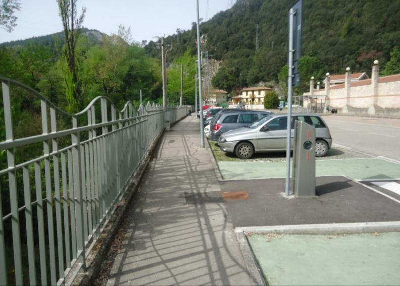 Foto 9 Marciapiede pedonale di delimitazione del parcheggio