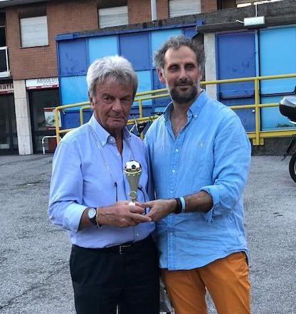 Maratona del Calcio, il team bianconeri vince la 7^ edizione 5 Angelo Battazza con Mister Gaburro Top Player Angelo Battazza, amico dalla prima edizione