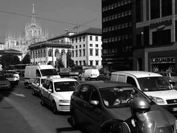 4. You read this article in a magazine. Da febbraio per circolare in auto a Milano si pagherà Dal 9 febbraio, ognuno che circola in macchina a Milano in centro città dovrà pagare una nuova tassa.