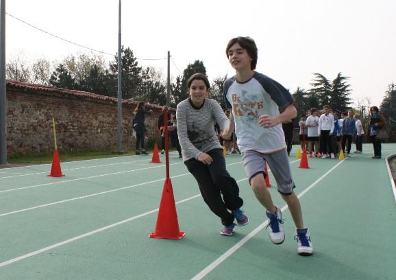 Dopo aver effettuato il percorso in slalom in andata e ritorno, va a mettersi in fondo alla fila e B prende per mano il giocatore C e insieme eseguono il