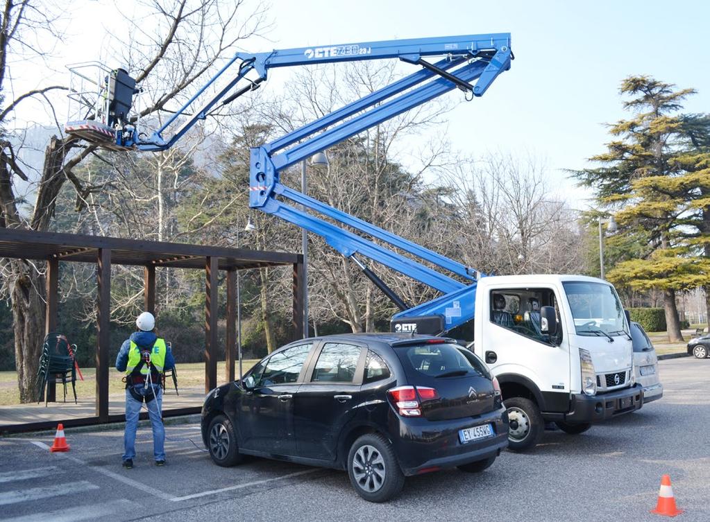 Una console collegata tramite cavo permette il movimento della parte aerea in piena sicurezza per l operatore e l eventuale addetto in