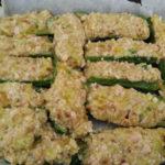 Passo ora a riempire le zucchine, metto un po di impasto per ogni barchetta, così fino a finire il tutto.