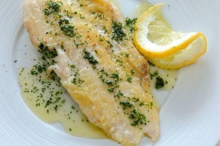 Secondi di Carne e Pesce Spigola al Cartoccio in Umido Media 30 min 2 Succo di ½ limone Due filetti di spigola ricavati da un pesce di circa 400 gr 2 rametti prezzemolo 2 rametti di Timo e Rosmarino