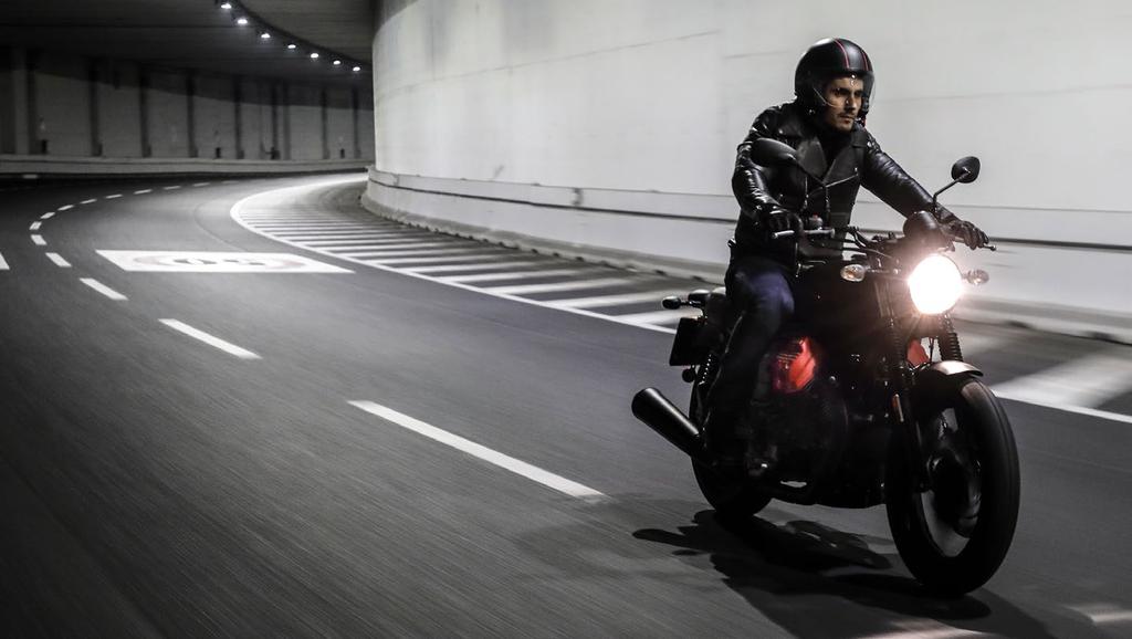 Con il suo carisma autentico V7 III afferma un carattere originale e innovativo. Le soluzioni stilistiche e ciclistiche determinano un piacere unico di guida e di appartenenza al mondo Moto Guzzi.