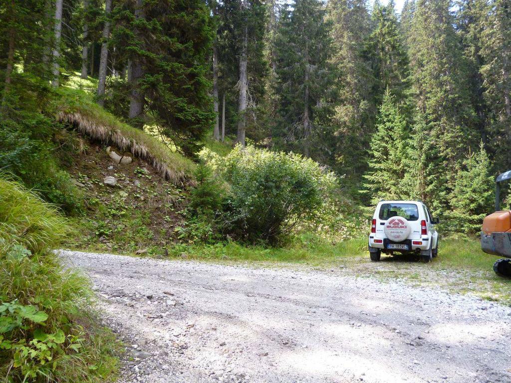 rinforzata a valle e di una scogliera a monte. Foto 14 - Tornante 5.