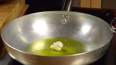 6 Mentre l'olio si stà profumando con l'aglio,