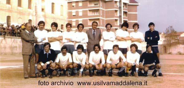 CAMPIONATO 1973-1974 In piedi da sinistra: Degortes (all.) Fadda Manueddu Vitiello - D'apice Serra (pres.