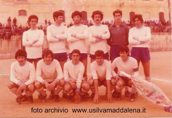 CAMPIONATO 1975-1976 In piedi da sinistra: Scolafurru Viviani Barretta x Vitiello A. Vitiello G. Accosciati da sinistra: Catuogno Capitonio Vitiello T.