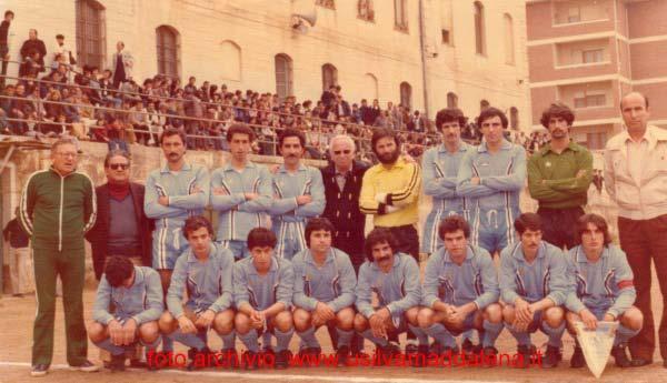 CAMPIONATO 1977-1978 In piedi da sinistra: Muglia (mass.) Cuomo (segr.) Cuneo Scolafurru G. Fadda - Bertorino (pres.) Demuro Viviani Kersevan - Vitiello A. - Pisano (All.