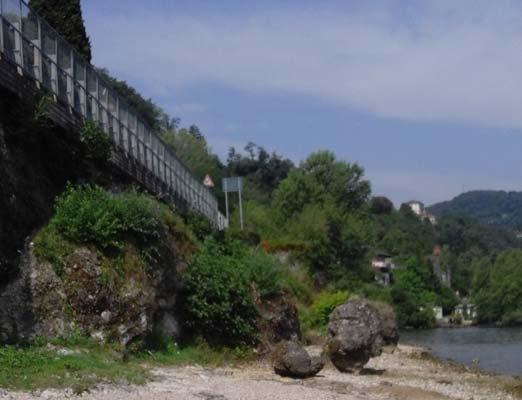 3 ANALISI DELLA STABILITÀ DEL VOLUME ROCCIOSO In corrispondenza della settore di spiaggia libera delle Rocchette sono presenti (foto a lato) alcuni affioramenti rocciosi di dolomia.