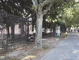 Sul parterre si affaccia la Loggetta Lombardesca (ex Monastero di Santa Maria in Porto), oggi sede del MAR - Museo d Arte della città di Ravenna, e dietro alle chiome degli alberi si scorgono tiburio