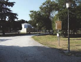 verde dei giardini pubblici, delimitata da una cancellata in ferro, chiusa durante le ore notturne.