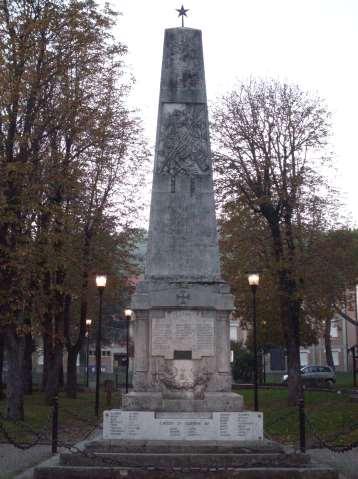 Ai Caduti della Seconda Guerra Mondiale Opera dello scultore Guglielmo Fornaciari, l'obelisco in marmo bianco con bassorilievi allegorici risale al 5 agosto 1923.