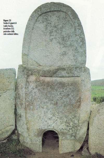 La parte frontale è spesso fornita di un alta lastra di pietra lavorata e sagomata: la stele centinata,