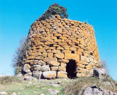 Un nuraghe nella sua forma più semplice, è una torre troncoconica costruita con massi senza l uso di leganti, a secco.