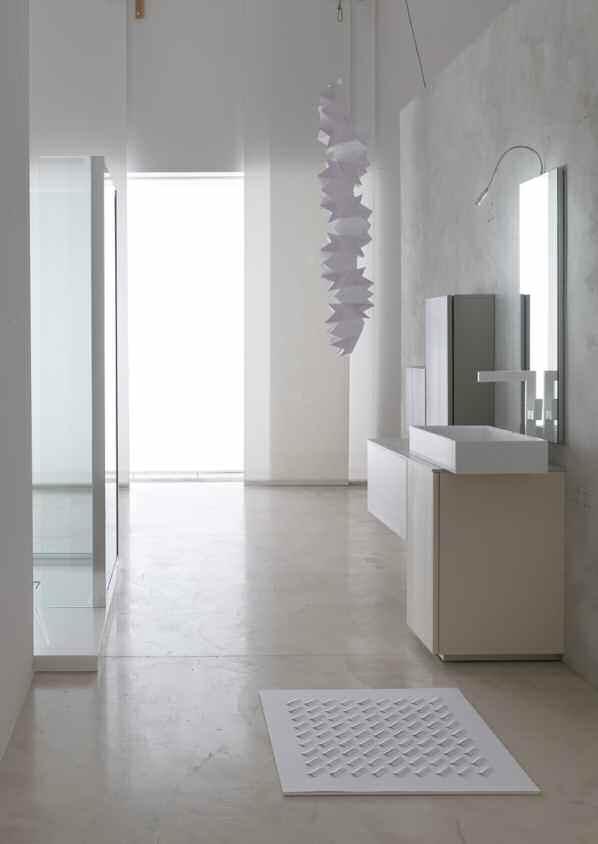 Il brillante sviluppo della forma 92 Contenitori, basi porta lavabo con rubinetto stilizzato bianco e specchi con faretto orientabile si accostano in composizioni di sicuro effetto.