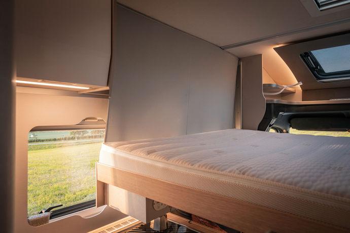 Come optional è offerto un letto basculante elettrico con un altezza utile di 1,90 metri sotto il letto.