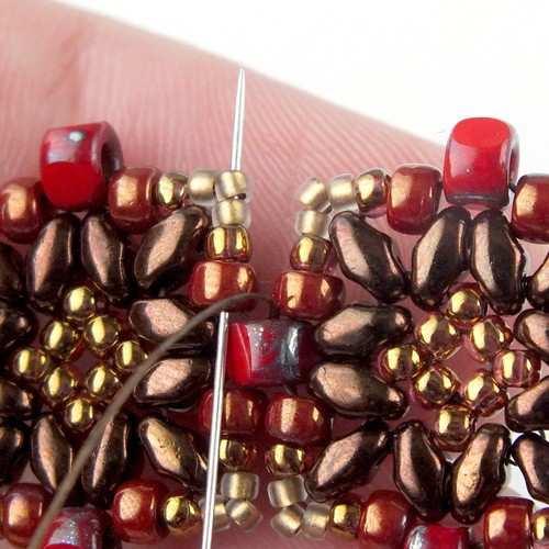 cube-shaped beaded bead. In this tutorial I'll show you perlina a forma di cubo.
