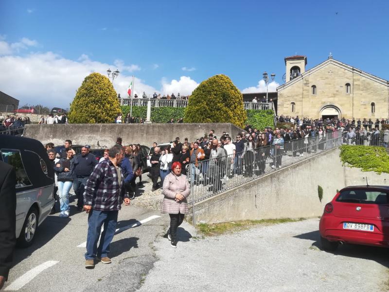 dal sorriso dolce 4 Riallacciandosi al brano del Vangelo di Luca relativo al Venerdì Santo, don Dionigi ha poi sottolineato come da quel giorno il buio sia entrato anche nella vita dei genitori e