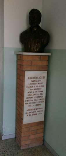 Alla Memoria di Augusto Rossi Si tratta di un mezzo busto in bronzo raffigurante il partigiano Augusto Rossi.