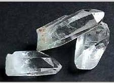 CERCHIAMO UN ALTRO FENOMENO PERIODICO Certi cristalli, tra cui quelli di quarzo, entrano in vibrazione se sono sottoposti a differenze