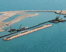 fasi degli interventi per la realizzazione del bacino lato mare del porto rifugio (gennaio e aprile