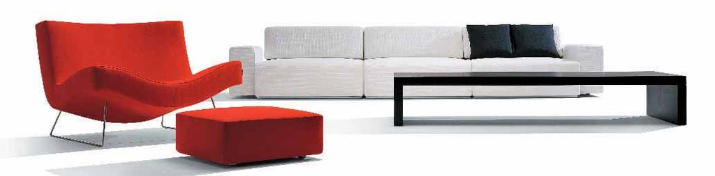 Il divano di questa collezione è un imbottito dalla linea essenziale che nasconde dinamismi funzionali tutti all insegna della metamorfosi. Metamorfosi nella lunghezza della seduta.