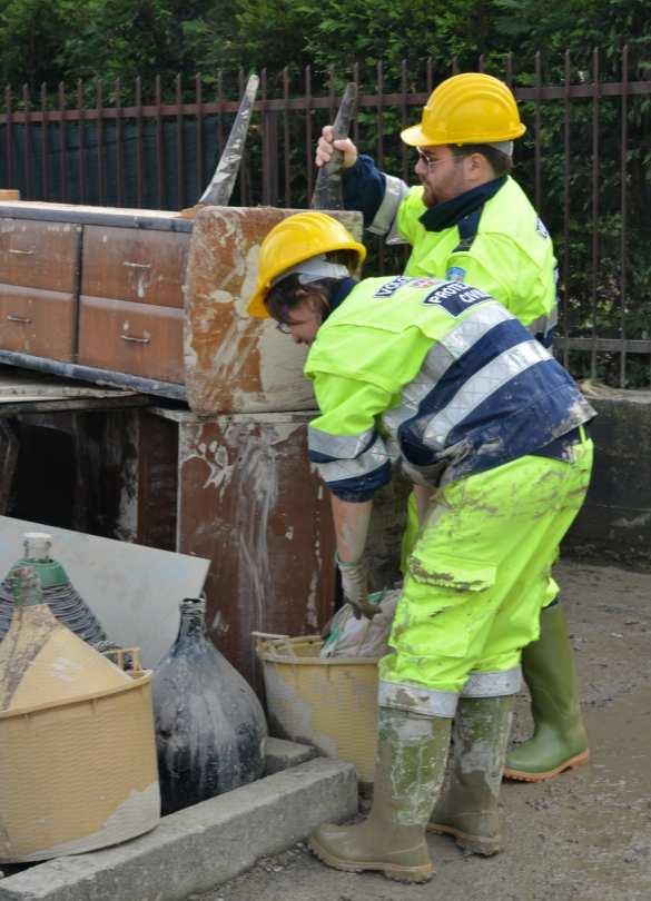 1) volte a suggerire un comportamento adeguato dei cittadini di fronte all evoluzione dei fenomeni associati all evento.