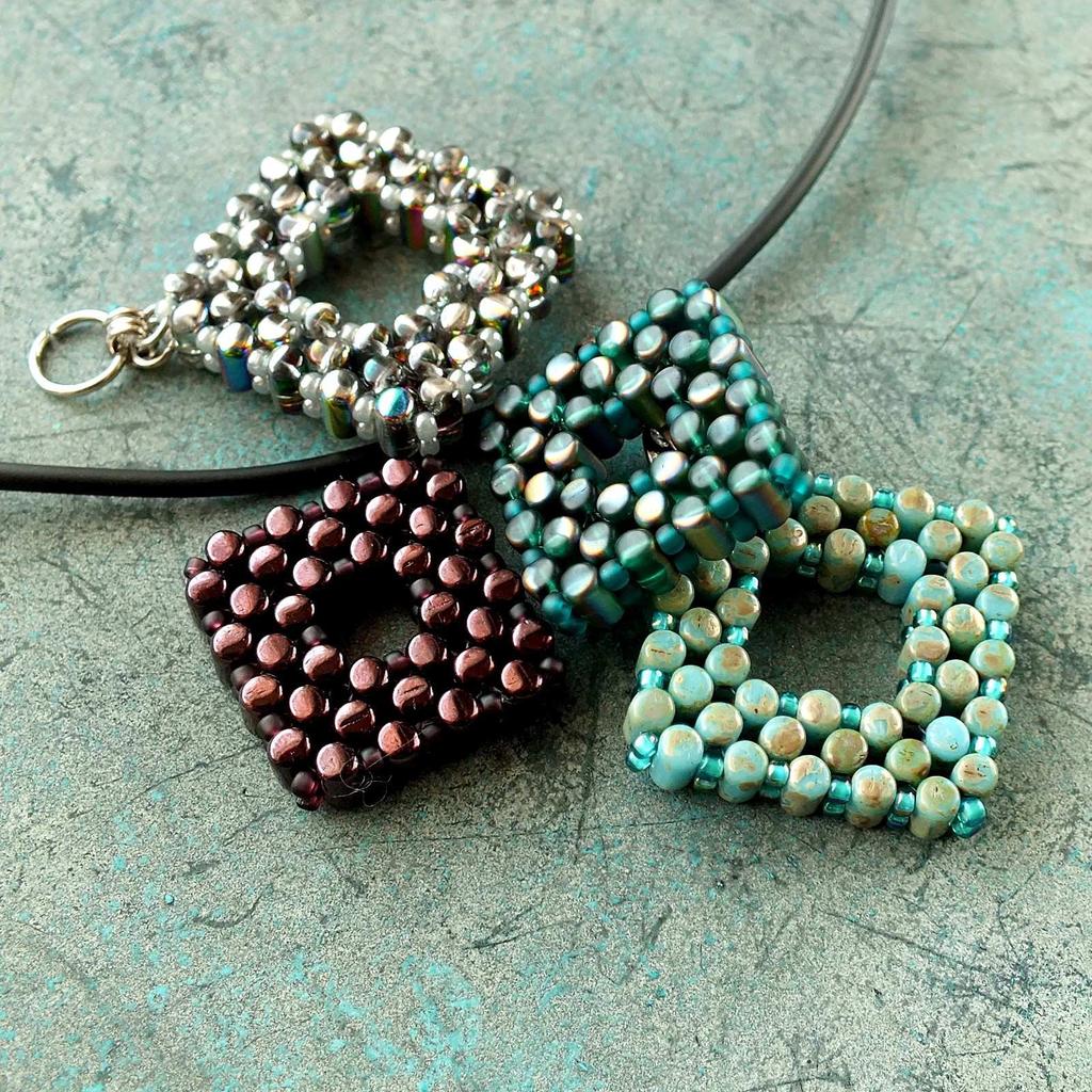 Square pendant Right Angle Weave beads were emade eachfatte orl'una per
