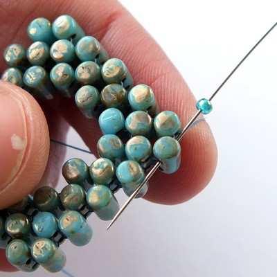 31) Now let's add some seed beads.un Weave Ora aggiungiamo po ' through s to get to one Perle di seme.