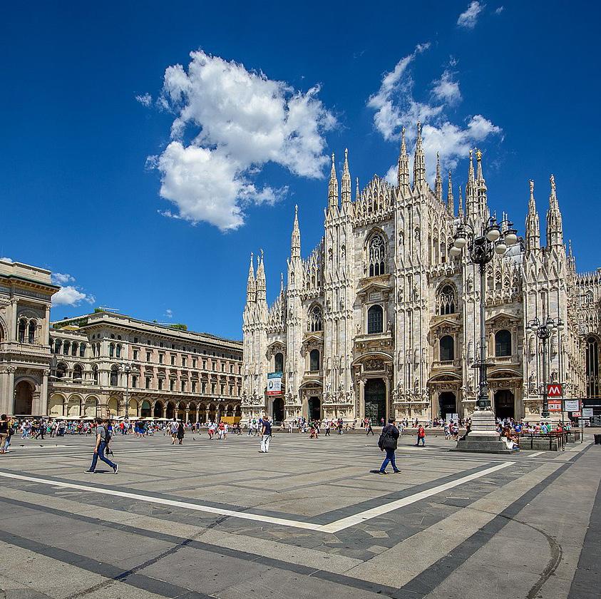 PIAZZA DUOMO Piazza Duomo. Luogo emblematico della città, con il suo Duomo, capolavoro gotico di inestimabile valore.
