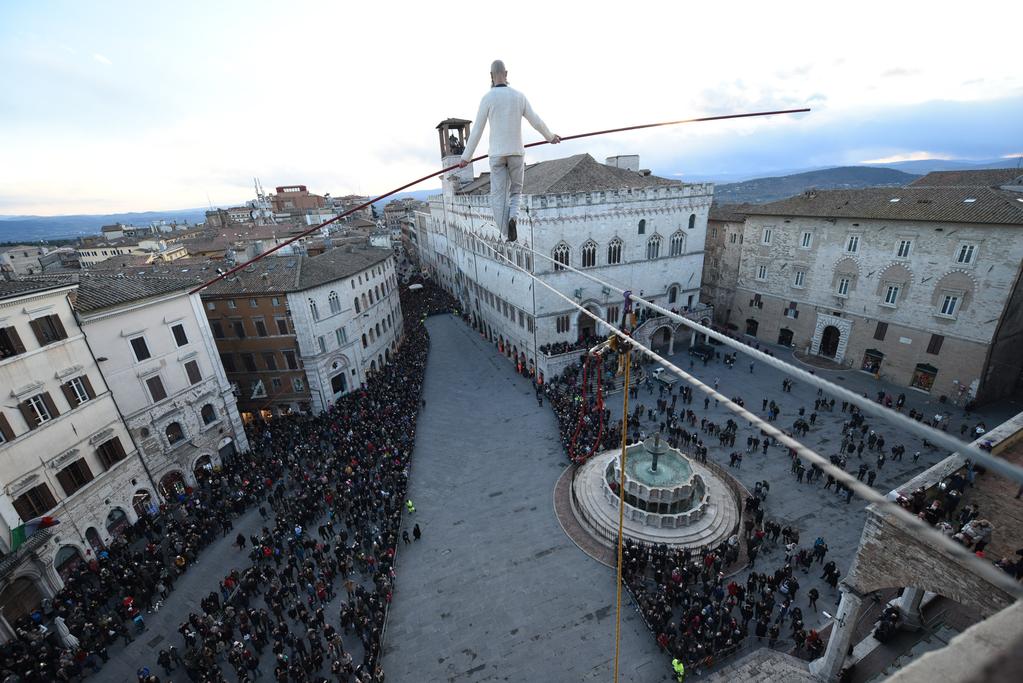 meraviglie 5 Gran finale con il più importante funambolo italiano delle grandi altezze, Andrea Loreni, detentore del record nazionale di camminata su cavo: alle 21.