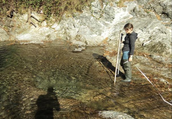 Immagine 16 cabina e griglie dismesse abbandonate e piene di rifiuti Immagine 17 Fase di monitoraggio in ottobre 2018 Immagine 18 opera di presa e rilascio sul torrente