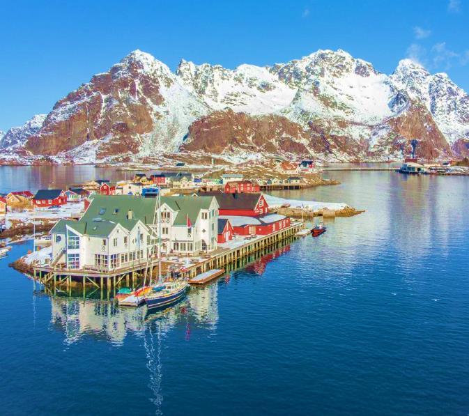 La mattinata sarà dedicata alla parte settentrionale delle Lofoten dove visiterete posti di rara bellezza tra i quali spicca sicuramente spicca Henningsvær, noto per essere il centro di pescatori più