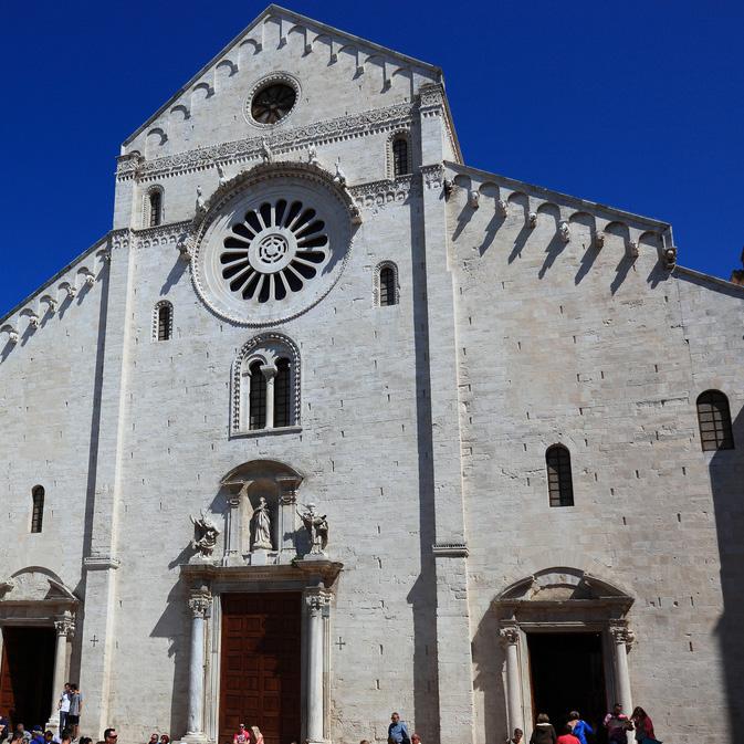 CATTEDRALE DI BARI 9 Cattedrale di Bari. La Cattedrale di San Sabino è un prezioso esempio di romanico pugliese e con i suoi ambienti ipogei offre un itinerario archeologico di grande suggestione.