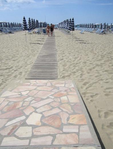 La passerella in legno è larga 100 cm e conduce alla prima fila di ombrelloni.