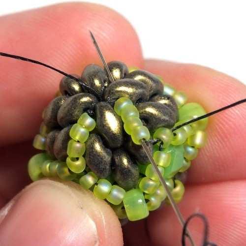 49) String bead on a headpin, a fewsu larger Stringa iladd tallone a make a loop.