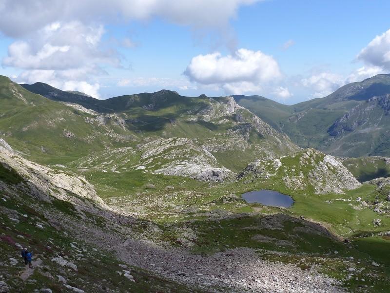 TERZO GIORNO Tappa finale lungo un panoramico saliscendi attraverso il sentiero della cannoniera, che costeggia il Plan Ambreuge, per poi raggiungere la Colla Piana di Malaberga (2.219 m).