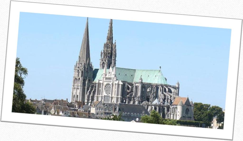 Cattedrale di Chartres La cattedrale di Chartres (Francia) è uno dei capolavori dell architettura gotica, insieme con la cattedrale di Canterbury, in Inghilterra, il Duomo di Osten, in Germania e il